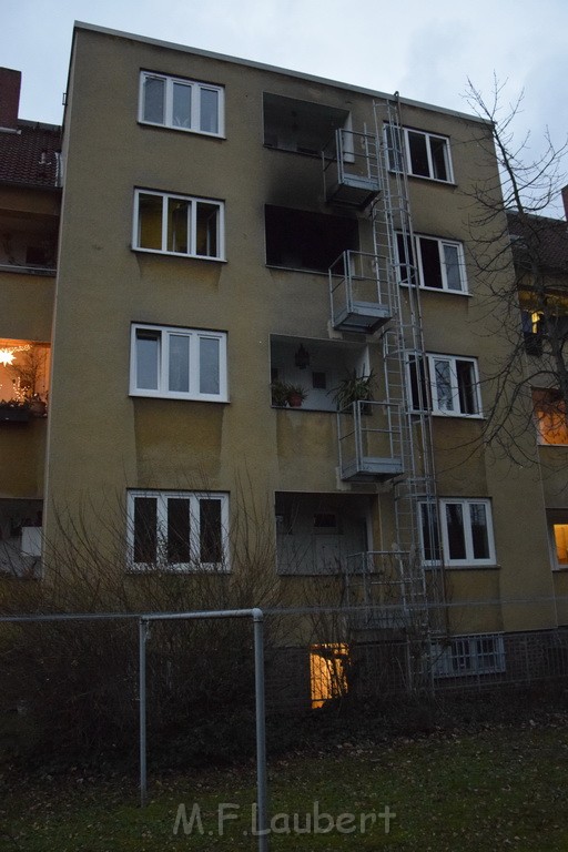 Feuer 2 Y durch Weihnachtsbaum  Koeln Ehrenfeld Alpenerstr P27.JPG - Miklos Laubert